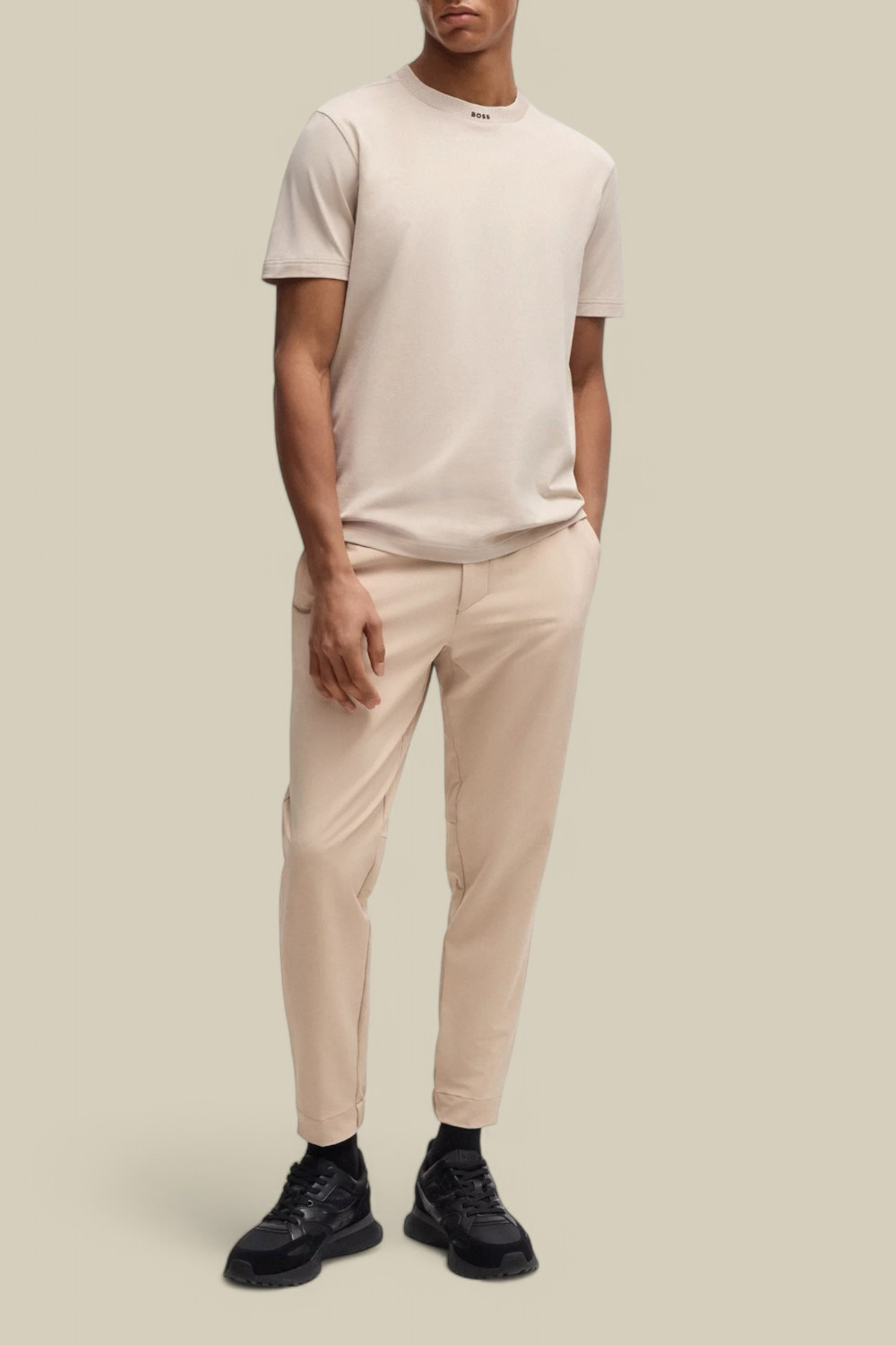 תמונת כל הלוק של מכנסי ג'וג סלים פיט